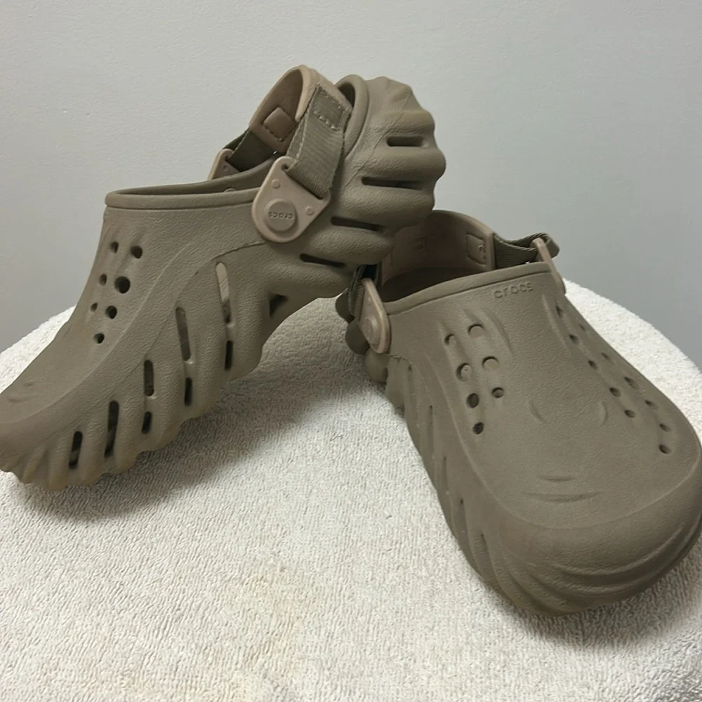 Crocs unisex Echo CHUCKY perforated Clogs mules water shoes w/ straps Size J4
